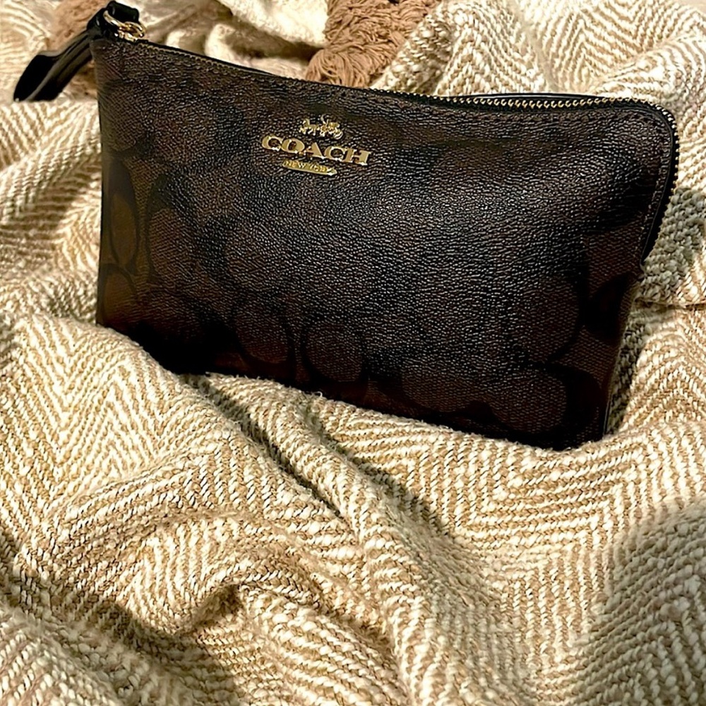 COACH WOMENS LARGE CORNER ZIP WRISTLET SIGNATURE BROWN/BLACK CS438